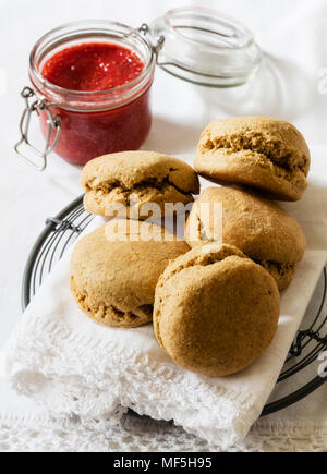 Scones aus einkorn Weizen mit Erdbeer Marmelade und Clotted Cream Stockfoto