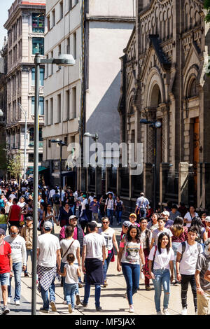 Mexiko-Stadt, Hispanic Centro Historico historisches Zentrum, Avenida Calle Francisco Madero, Fußgängerstraße, überfüllt, Mann Männer männlich, Frau weibliche Frauen Stockfoto