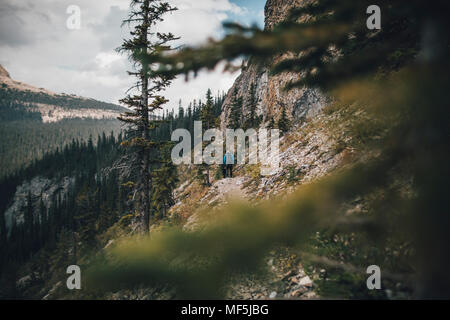 Kanada, British Columbia, Yoho National Park, zwei Männer wandern am Mount Burgess Stockfoto