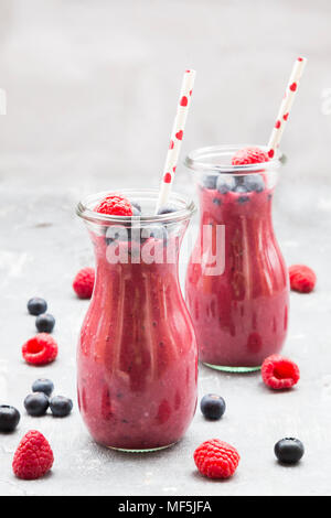 Zwei Glasflaschen von Berry Smoothie Stockfoto