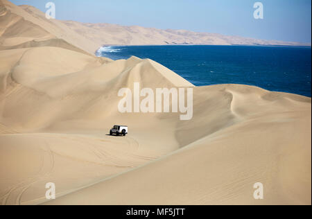 Afrika, Namibia, Namib-Naukluft-Nationalpark, Namib Wüste, den Atlantik und die Dünen der Wüste, Off-Road-Fahrzeug Stockfoto