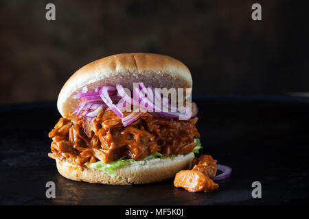 Burger mit Jackfruit Gulasch vor dunklem Hintergrund Stockfoto