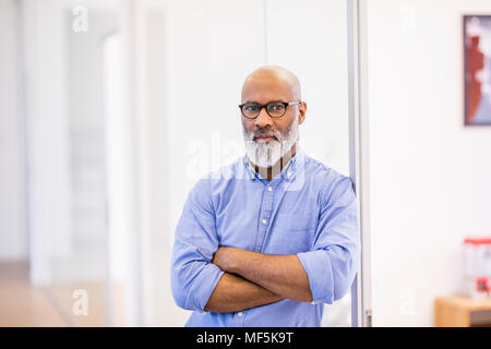 Portrait des kahlen Geschäftsmann mit Bart und Brille im Büro Stockfoto