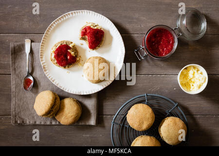 Scones aus einkorn Weizen mit Erdbeer Marmelade und Clotted Cream Stockfoto