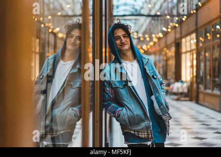 Portrait des jungen Mannes im Einkaufszentrum Stockfoto