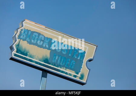 Über ein Logo Zeichen außerhalb eines ehemaligen Blockbuster Video Store in Reading, Pennsylvania am 22. April 2018. Stockfoto
