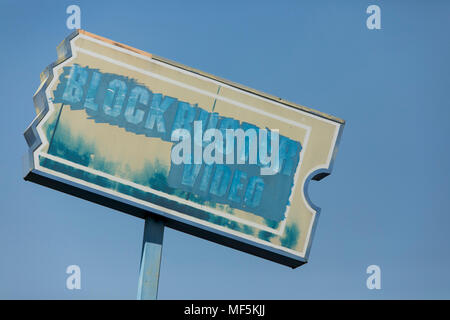 Über ein Logo Zeichen außerhalb eines ehemaligen Blockbuster Video Store in Reading, Pennsylvania am 22. April 2018. Stockfoto