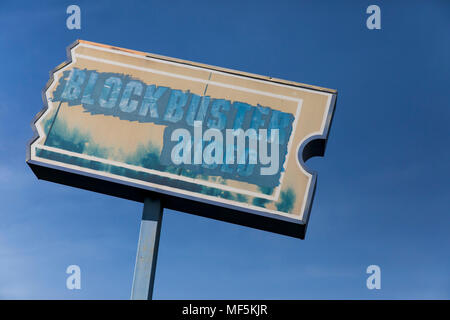 Über ein Logo Zeichen außerhalb eines ehemaligen Blockbuster Video Store in Reading, Pennsylvania am 22. April 2018. Stockfoto