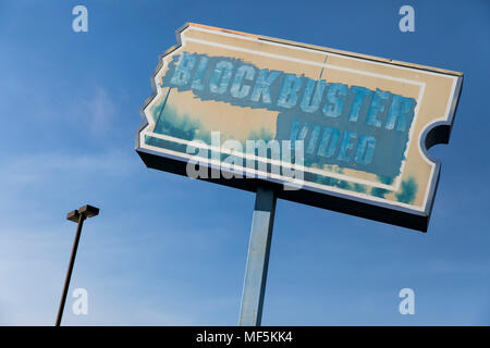 Über ein Logo Zeichen außerhalb eines ehemaligen Blockbuster Video Store in Reading, Pennsylvania am 22. April 2018. Stockfoto