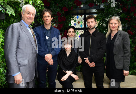 Paul Gambaccini, Crispin Hunt, Elena Tonra und Igor Haefeli von Tochter, Alexander Kotz von Elderbrook und Vick Bain bei der Bekanntgabe der Nominierungen für den 2018 Ivor Novello Awards, an der Verein an die Ivy, in London. Bild Datum: Dienstag, den 24. April 2018. Siehe PA Geschichte showbiz Novello. Foto: Ian West/PA-Kabel Stockfoto