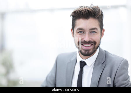 Glücklich, junger Mann in Anzug an Kamera suchen mit toothy Lächeln Stockfoto