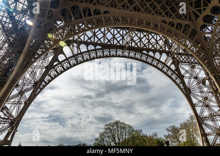 Low Angle Blick auf den Eiffelturm in Paris, Frankreich Stockfoto