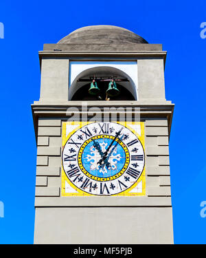 Der Uhrturm (Kirchturm von St. Stephen's Cathedral) in der Stadt der Insel Capri, Kampanien, Italien. Stockfoto