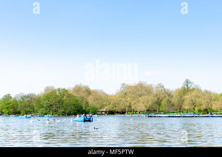 Touristen auf der Serpentine am Hyde Park unter einem blauen Himmel, London Stockfoto