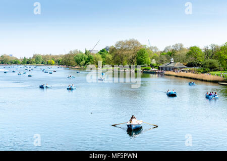 Touristen und Boote auf dem Serpentine River am Hyde Park in der Frühlingssonne, London Stockfoto