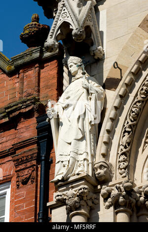 St. Thomas Becket Statue auf der Guildhall, Northampton, Großbritannien Stockfoto