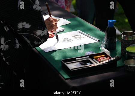 Japanische Kalligraphie, nicht erkennbare Person Schreiben von Kanji Zeichen (Englische Übersetzung: reserviert) mit Tinte Pinsel auf Papier Stockfoto