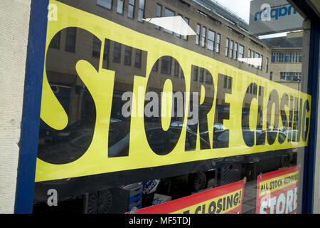 Filialschließung Zeichen vor shop Fenster schließen Verkauf England Großbritannien Stockfoto