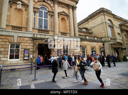 Touristen Warteschlange für Eintrag außerhalb der Römischen Bäder im Zentrum der historischen Stadt Bath Somerset England Großbritannien Stockfoto