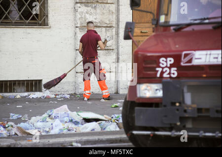 Reinigung in Rom, Italien. 1. Mai 2011 © wojciech Strozyk/Alamy Stock Foto Stockfoto