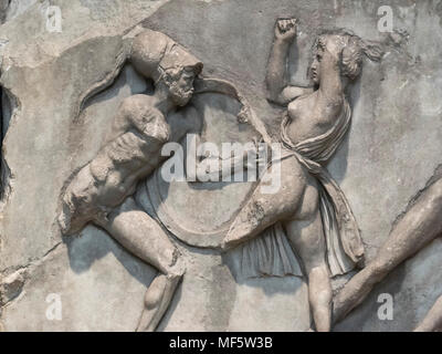 London. England. British Museum, Relief aus dem Mausoleum von Halikarnassos (Halikarnassos oder Grabmal des Mausolos), Abschnitt aus dem Amazonas Fries, einze Stockfoto