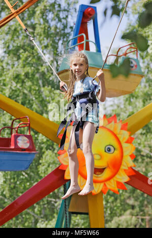 Editorial. Omsk, Russland - 13. Juni 2014. Mädchen Spaß auf dem Spielplatz im Park der sowjetischen Bezirk in Andrianova Straße Stockfoto