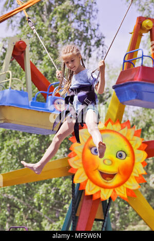 Editorial. Omsk, Russland - 13. Juni 2014. Mädchen Spaß auf dem Spielplatz im Park der sowjetischen Bezirk in Andrianova Straße Stockfoto