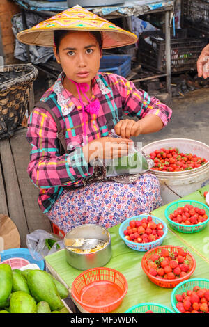 3. April 2017 - Kyaing Tong, Myanmar. Shan Frau verkauf Erdbeeren auf dem Markt Stockfoto