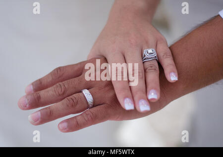 Neu verheirateten Hände mit Engagement Liebe Ringe Schmuck auf schönen hellen Hochzeitstag Stockfoto