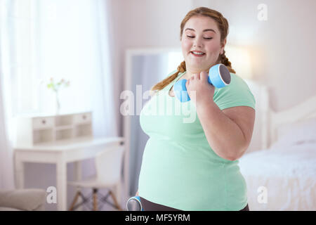 Gerne rot-Kopf Frau genießt ihre Leistungen Stockfoto