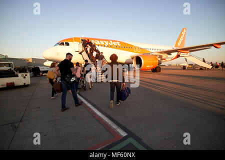 Leute, die auf easyjet Flugzeug Flugzeug Rundflüge über die vordere boarding Schritte Flughafen Bristol England Großbritannien Stockfoto