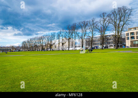 Cambridge, Cambridgeshire, Großbritannien - 16 April, 2016. Menschen Radfahren auf Ronja's Stück auf einem hellen, sonnigen Tag, Cambridge Stockfoto