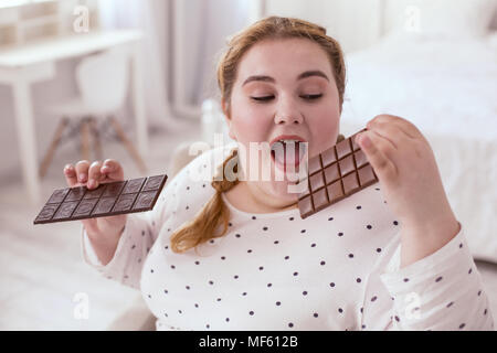 Angenehme junge Frau bietet neue Schokoladen zu versuchen Stockfoto