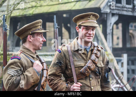 Great Budworth, UK. 11. April 2018. Extras Pose in der Royal Artillery Kostüme gekleidet, die Hauptrolle in der neuen BBC-Drama "Krieg der Welten" von HG Wells, Stockfoto