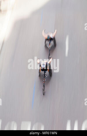 Zwei Para-Athletes konkurrieren auf Geschwindigkeit in ihren Rollstühlen am Marathon - 22. April 2018 in London, Großbritannien Stockfoto