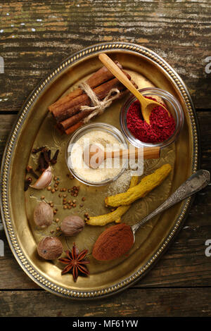 Verschiedene aromatische Gewürze auf Platte Stockfoto