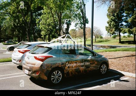 Google Street View Fahrzeug mit Street View logo und automatisierte 3D-Kamerasystem im Googleplex, dem Hauptquartier von Silicon Valley search engine und Technologie Unternehmen Google Inc., Mountain View, Kalifornien, 14. April 2018 geparkt. () Stockfoto