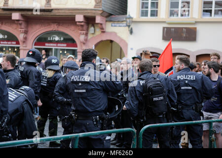 Mainz, Deutschland. 23 Apr, 2018. Eine starke Polizeipräsenz trennt die beiden Proteste. Rund 50 Rechtsextreme Demonstranten sammelten sich in der Innenstadt von Mainz, gegen die deutsche Regierung zu protestieren, für die Schließung der Grenzen und gegen Flüchtlinge unter dem Motto 'MErkel hat zu gehen'. Sie waren gehechelt, um rund 350 Zähler - Demonstranten. Quelle: Michael Debets/Pacific Press/Alamy leben Nachrichten Stockfoto