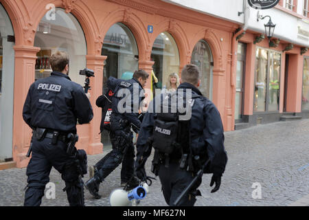 Mainz, Deutschland. 23 Apr, 2018. Polizisten verhaften ein Demonstrant für weitere Untersuchungen. Rund 50 Rechtsextreme Demonstranten in der Innenstadt von Mainz sammelte, gegen die deutsche Regierung zu protestieren, für die Schließung der Grenzen und gegen Flüchtlinge unter dem Motto goÕ ÔMerkel hat. Sie waren gehechelt, um rund 350 Zähler - Demonstranten. Quelle: Michael Debets/Pacific Press/Alamy leben Nachrichten Stockfoto