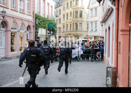 Mainz, Deutschland. 23 Apr, 2018. Polizisten rush in Richtung gegen den Protest. Rund 50 Rechtsextreme Demonstranten in der Innenstadt von Mainz sammelte, gegen die deutsche Regierung zu protestieren, für die Schließung der Grenzen und gegen Flüchtlinge unter dem Motto goÕ ÔMerkel hat. Sie waren gehechelt, um rund 350 Zähler - Demonstranten. Quelle: Michael Debets/Pacific Press/Alamy leben Nachrichten Stockfoto