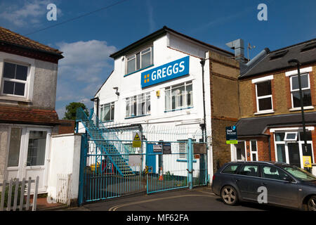 Greggs Bäckerei in Twickenham, die aufgrund ihrer Lage und Größe geschlossen wird. Die site ist wahrscheinlich neu entwickelt werden und den Wohnungsbau Twickenham, England geworden. (96) Stockfoto