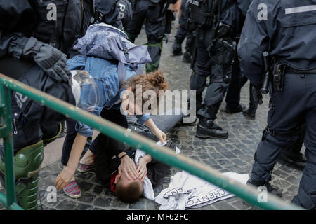 Mainz, Deutschland. 23 Apr, 2018. Ein Zähler Demonstrant auf dem Boden liegt nach einem kurzen Handgemenge mit der Polizei. Rund 50 Rechtsextreme Demonstranten in der Innenstadt von Mainz sammelte, gegen die deutsche Regierung zu protestieren, für die Schließung der Grenzen und gegen Flüchtlinge unter dem Motto goÕ ÔMerkel hat. Sie waren gehechelt, um rund 350 Zähler - Demonstranten. Quelle: Michael Debets/Pacific Press/Alamy leben Nachrichten Stockfoto