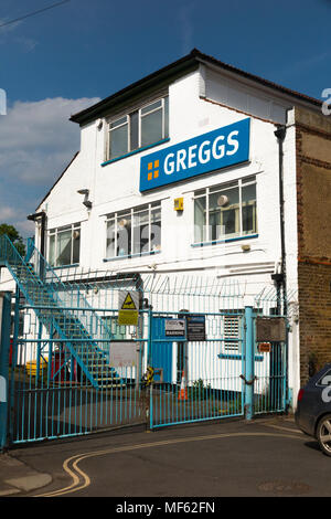 Greggs Bäckerei in Twickenham, die aufgrund ihrer Lage und Größe geschlossen wird. Die site ist wahrscheinlich neu entwickelt werden und den Wohnungsbau Twickenham, England geworden. (96) Stockfoto