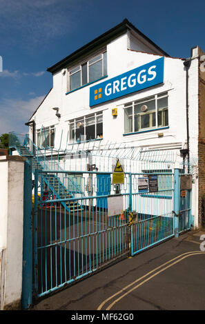 Greggs Bäckerei in Twickenham, die aufgrund ihrer Lage und Größe geschlossen wird. Die site ist wahrscheinlich neu entwickelt werden und den Wohnungsbau Twickenham, England geworden. (96) Stockfoto