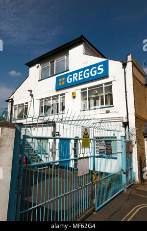 Greggs Bäckerei in Twickenham, die aufgrund ihrer Lage und Größe geschlossen wird. Die site ist wahrscheinlich neu entwickelt werden und den Wohnungsbau Twickenham, England geworden. (96) Stockfoto