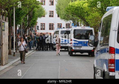 Mainz, Deutschland. 23 Apr, 2018. Eine starke Polizeipräsenz trennt die beiden Proteste. Rund 50 Rechtsextreme Demonstranten sammelten sich in der Innenstadt von Mainz, gegen die deutsche Regierung zu protestieren, für die Schließung der Grenzen und gegen Flüchtlinge unter dem Motto 'MErkel hat zu gehen'. Sie waren gehechelt, um rund 350 Zähler - Demonstranten. Quelle: Michael Debets/Pacific Press/Alamy leben Nachrichten Stockfoto