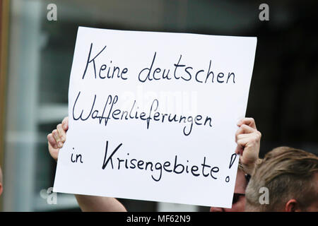 Mainz, Deutschland. 23 Apr, 2018. Ein rechter Demonstrant hält Schilder mit der Aufschrift "keine deutschen Waffen Export in Kriegsgebiete'. Rund 50 Rechtsextreme Demonstranten in der Innenstadt von Mainz sammelte, gegen die deutsche Regierung zu protestieren, für die Schließung der Grenzen und gegen Flüchtlinge unter dem Motto goÕ ÔMerkel hat. Sie waren gehechelt, um rund 350 Zähler - Demonstranten. Quelle: Michael Debets/Pacific Press/Alamy leben Nachrichten Stockfoto