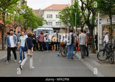 Mainz, Deutschland. 23 Apr, 2018. Die Polizei hat einen großen Bereich rund um den rechtsextremen Protest mit Zäunen abgesperrt. Rund 50 Rechtsextreme Demonstranten sammelten sich in der Innenstadt von Mainz, gegen die deutsche Regierung zu protestieren, für die Schließung der Grenzen und gegen Flüchtlinge unter dem Motto 'MErkel hat zu gehen'. Sie waren gehechelt, um rund 350 Zähler - Demonstranten. Quelle: Michael Debets/Pacific Press/Alamy leben Nachrichten Stockfoto