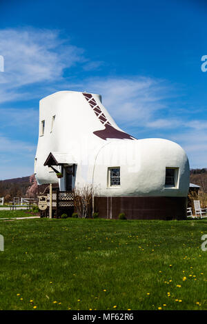 Hellam, PA, USA - 23. April 2018: Die Haines Schuh Haus 25 Fuß hoch, Schuh-förmige Haus in York County, Pennsylvania. Stockfoto