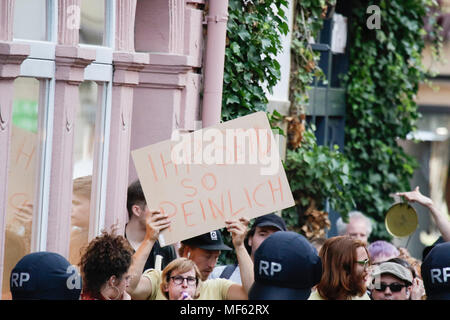 Mainz, Deutschland. 23 Apr, 2018. Eine Demonstrantin hält Zeichen, die lautet: "Sie sind so peinlich". Rund 50 Rechtsextreme Demonstranten in der Innenstadt von Mainz sammelte, gegen die deutsche Regierung zu protestieren, für die Schließung der Grenzen und gegen Flüchtlinge unter dem Motto goÕ ÔMerkel hat. Sie waren gehechelt, um rund 350 Zähler - Demonstranten. Quelle: Michael Debets/Pacific Press/Alamy leben Nachrichten Stockfoto